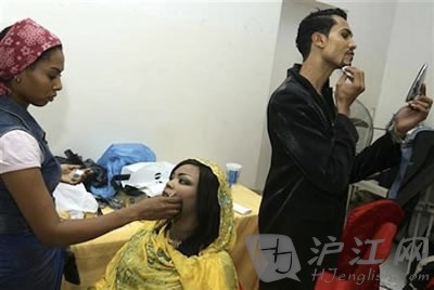 苏丹七位男模因化妆被指控犯猥亵罪