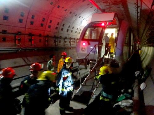 上海地铁追尾事故致271人伤