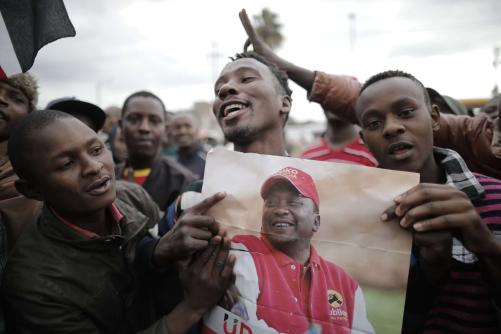 英语新闻：肯尼亚总统乌胡鲁-肯雅塔成功连任