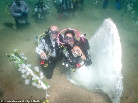 真正“海誓”山盟 美国夫妇海底婚礼