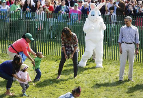 奥巴马白宫举办复活节滚彩蛋活动