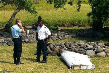 第二块疑似飞机残骸被冲上留尼汪岛