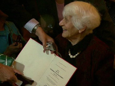 迟到的证书 102岁妇女获德国博士学位