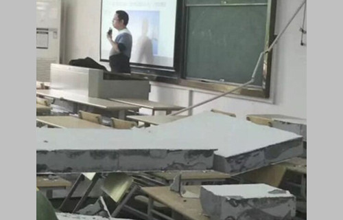 浙江一大学上课时教室墙突然倒塌 学生惊叫老师继续淡定讲课