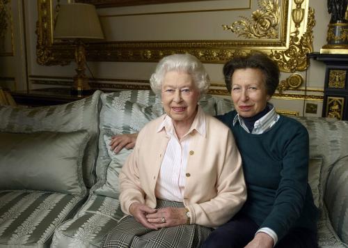 英国女王90大寿：珍贵皇室组照首次发布