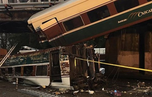 突发!美国一列车脱轨致3人死亡近百人受伤!特朗普连续发推……