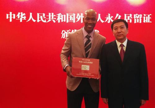 CCTV9英语新闻：前NBA明星马布里获得中国绿卡