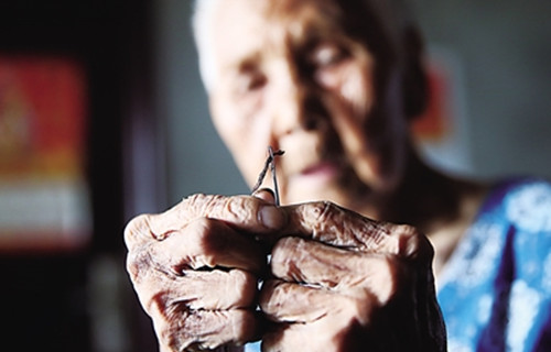 重庆109岁婆婆身体倍好 轻松端起20斤重簸箕扬尘