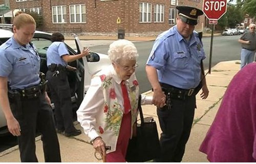 老顽童！102岁老太太希望被捕，警察帮其实现心愿