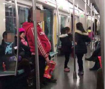 北京地铁到处是儿童乞丐,到底是谁在背后操纵?