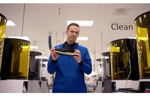 阿迪达斯推全球首款3D打印运动鞋