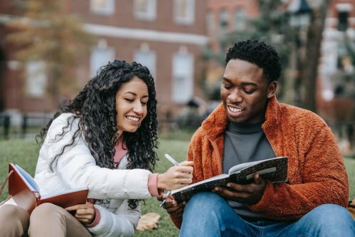 受种族歧视、教育高成本等影响 美国非裔大学生毕业率低于其他族裔群体